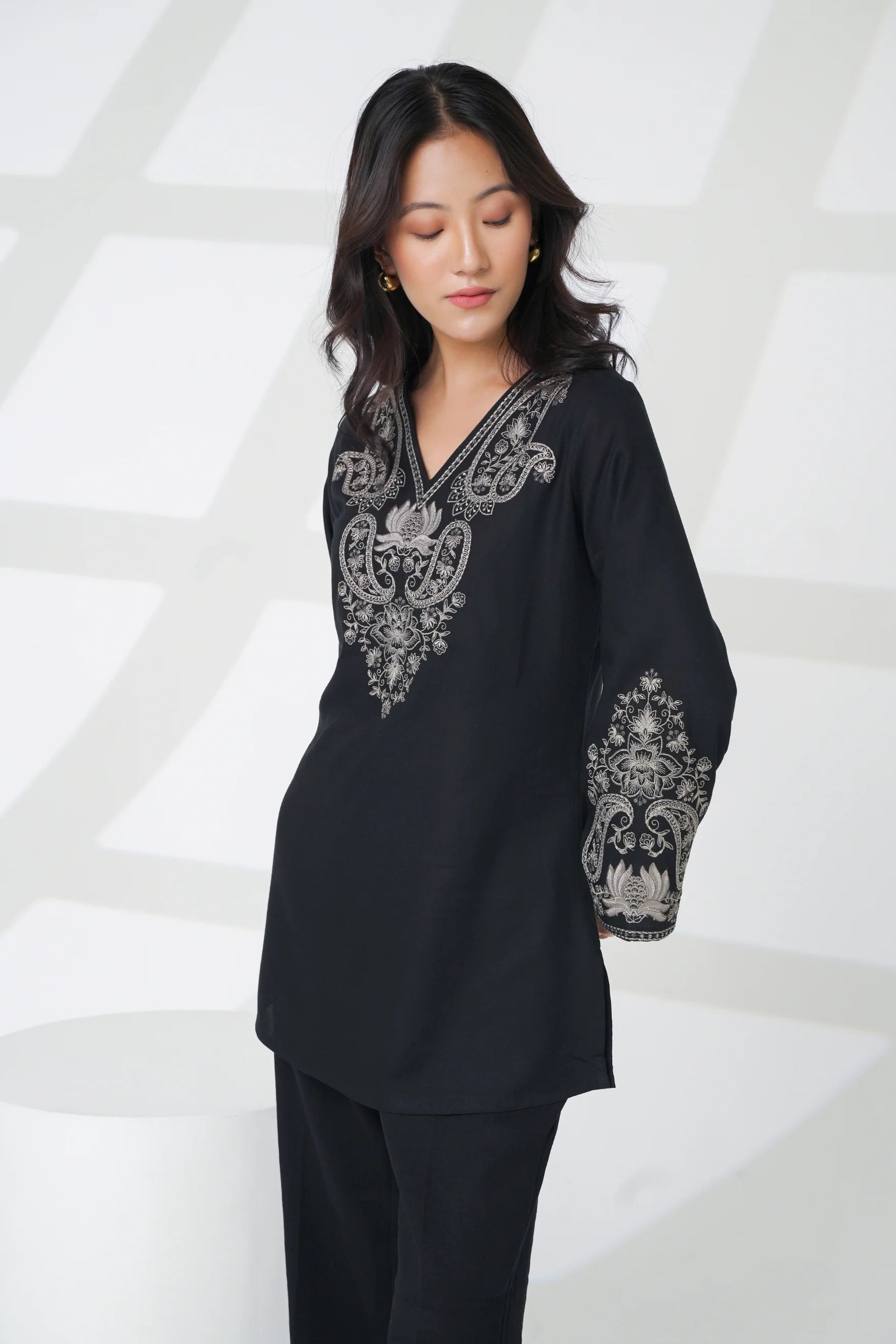 Raya Embroidered Top- Black